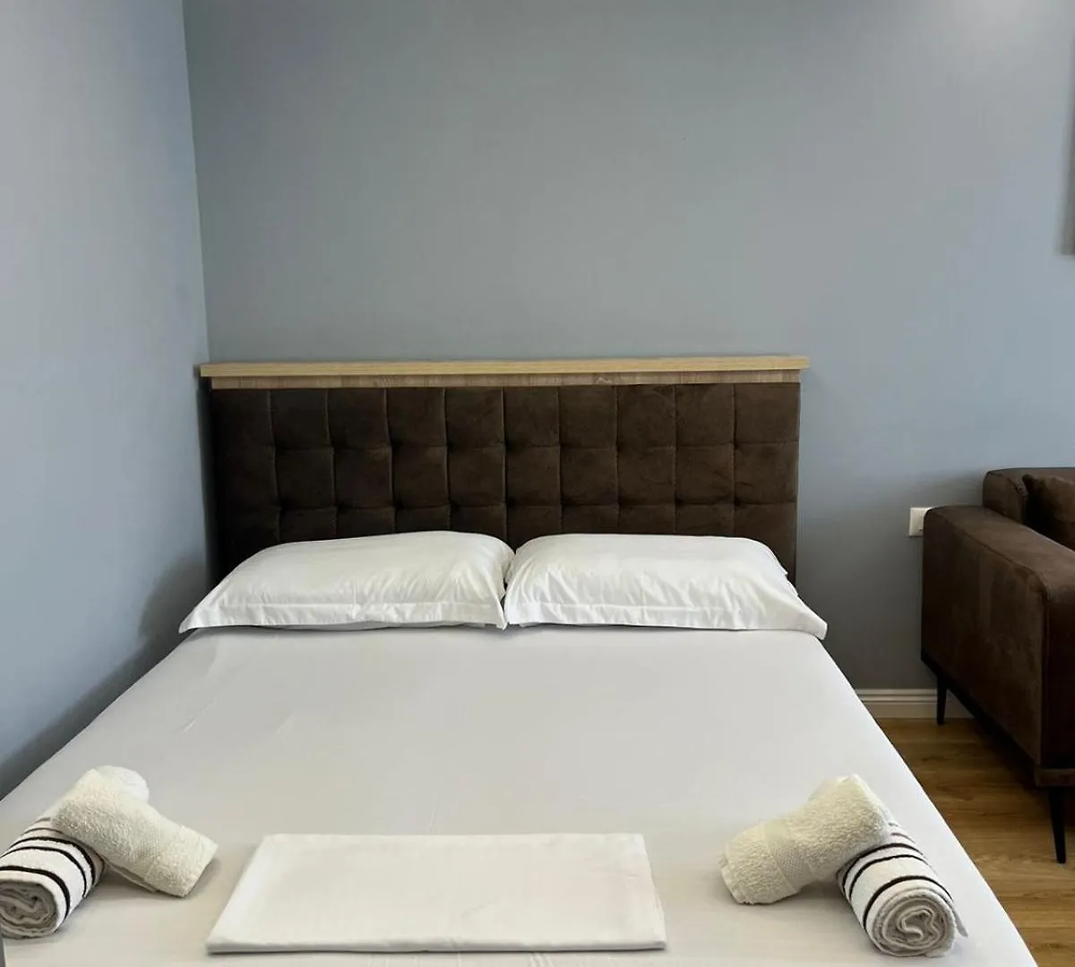 Couple Apartment\'S contacts